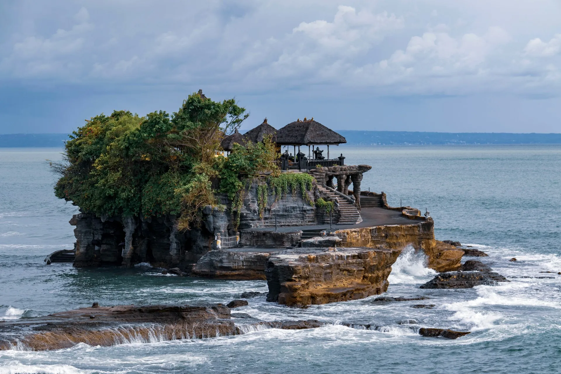 wisata Bali untuk orang tua Pura Tanah Lot