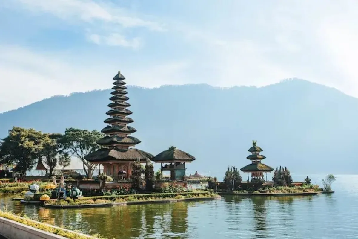 wisata Bali untuk orang tua Pura Ulun Danu Bratan